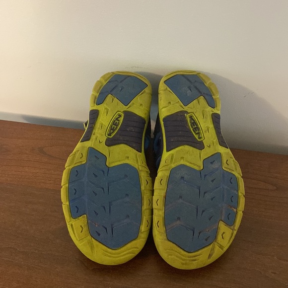 Barely used Keen shoes Boys Size 5 - Picture 4 of 5